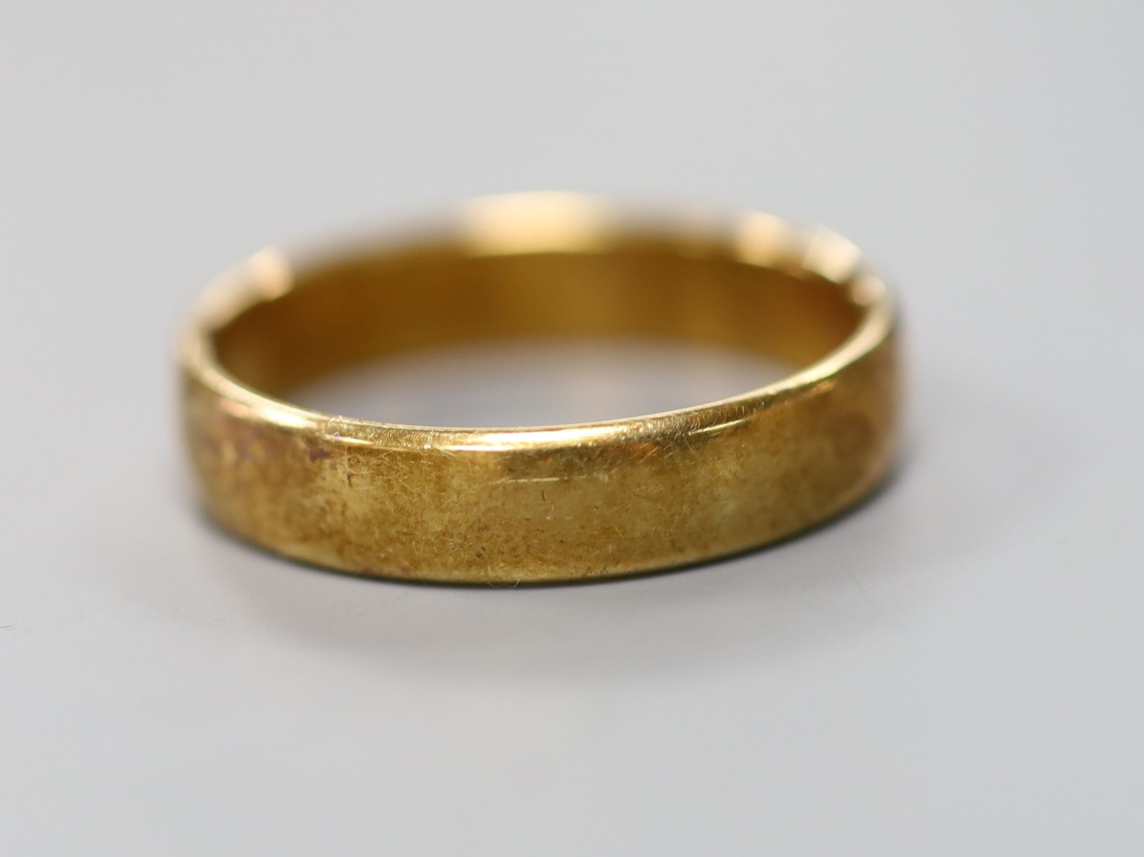 A modern 585 yellow metal wedding band, size W, 6.1 grams.